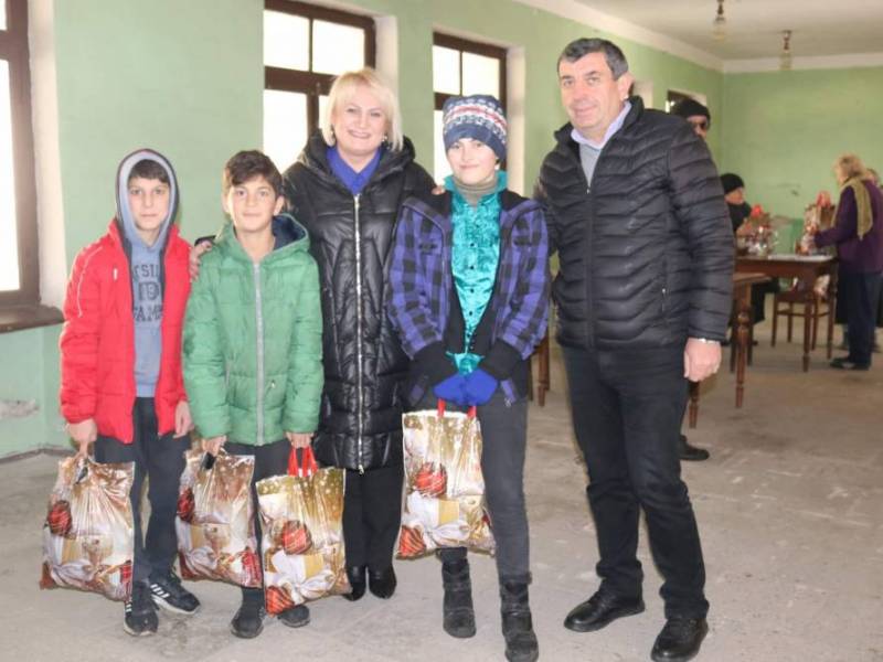 ადგილობრივი ხელისუფლების წარმომადგენლებმა საშობაო საჩუქრები გადასცეს უფასო...